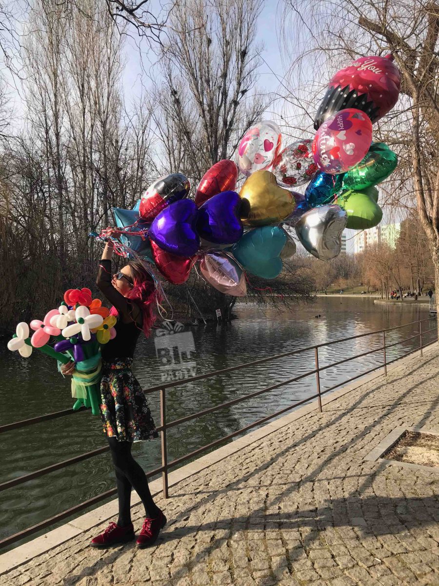 Sărbătorește Ziua Îndrăgostiților cu un buchet de baloane inimă care plutesc în aer!